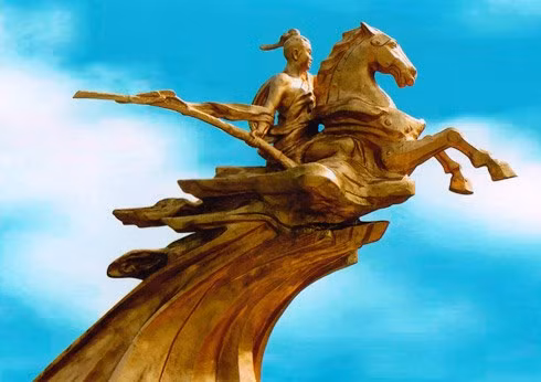 Tượng đài được đúc bằng đồng nguyên chất có chiều cao tới đỉnh là 11,07m, với độ vươn ra là 16m, trọng lượng 85 tấn, mô phỏng hình ảnh Thánh Gióng tay mang tre ngà, cưỡi ngựa sắt thăng thiên về trời từ đỉnh núi đá Chồng. Chân tượng được tạo hình từ sự cách điệu của mây, của hào quang và những cây tre ngà.