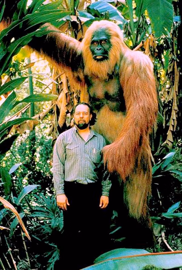 Một giả thuyết khác cho rằng Batutut là hậu duệ của Gigantopithecus, một loài vượn khổng lồ từng sinh sống ở Đông Nam Á hàng vạn năm trước.