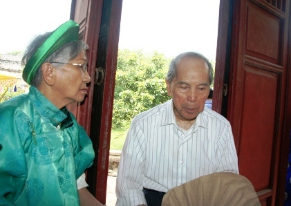 Ông Nguyễn Phước Vĩnh Diêu (phải) về Huế dự lễ kỵ vua Thành Thái năm 2011.