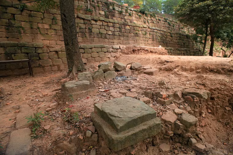 Trên cấp nền ba, các nhà khảo cổ đã khai quật gần 100m2, làm xuất lộ sáu trụ sỏi móng chịu lực của công trình cùng nhiều dấu vết kiến trúc xếp gạch thời Lê, các chân tảng đá thời Lý cùng nhiều hiện vật các thời đại có liên quan đến quá trình xây dựng và tu bổ chùa.