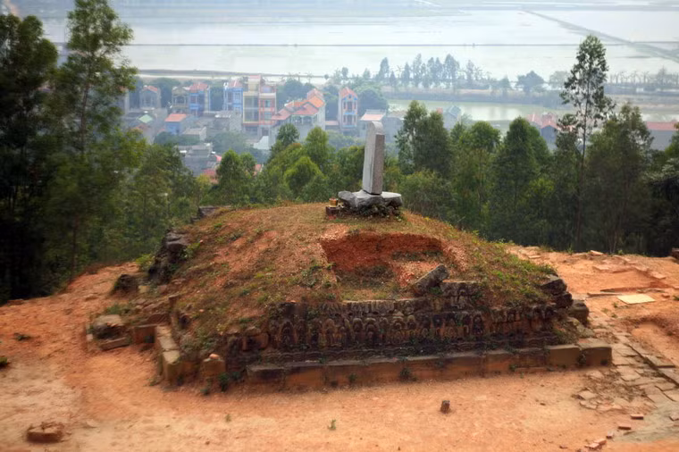 Trên nền tầng thứ 2 còn có một nền móng tháp đá vuông, cạnh 7 m, cao 2 m, chạm hoa văn sóng nước thời Lý. Nền móng này mới được khai quật sau một thời gian dài nằm dưới gò đất. Ở đây có dựng một tấm bia trên lưng rùa. Thân bia cao 1,5 m, rộng 1 m. Cả hai mặt bia đều mòn mờ, chỉ còn đọc được hai chữ "Tín Thí" được khắc sâu ở mặt hậu.