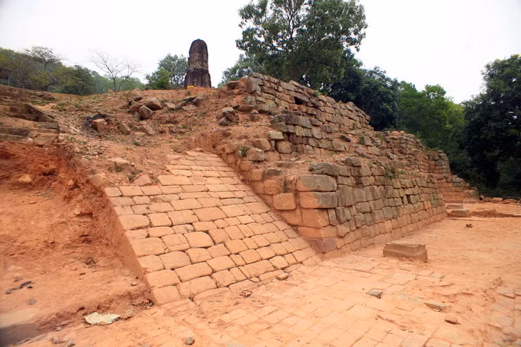 Về tổng thể, chùa Dạm được chia làm 4 cấp nền xây cao dần vươn lên theo độ cao sườn núi Lãm Sơn. Các cấp nền chùa đều có xếp đá chống xói lở, chân hơi choãi, chếch khoảng 70 độ và cao 5–6 m. Đá xếp đều khai thác tại chỗ, đẽo gọt vuông vắn như viên gạch dài rộng chừng 50 cm - 60 cm.