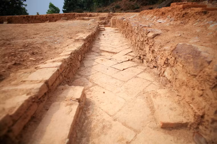 Các dấu tích cho thấy ngôi chùa được xây dựng trên quy mô rất to lớn với mặt bằng rộng hơn 7.500m2. Theo sử sách, vào năm 1085, Nguyên phi nhà Lý Ỷ Lan khi dạo chơi Đại Lãm Sơn có ý định xây chùa. Năm 1086, triều đình nhà Lý ra lệnh xây dựng chùa. Sau mười năm xây dựng, năm 1097, chùa Dạm mới hoàn thành. Năm 1105, lại xây ba tháp đá…