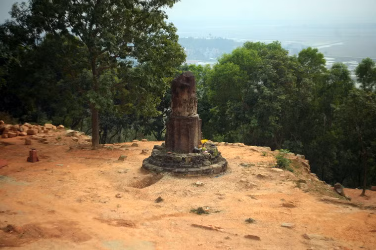 Cấp nền thứ 2 là nền chùa chính. Đây cũng là nơi lưu giữ những di tích quan trọng nhất, mà nổi bật là cột đá chùa Dạm. Đây là một cột đá lớn nguyên khối được dựng trên bệ tròn cao 1m, đường kính khoảng 4,5m. Tổng chiều cao của cột đá là 5m.