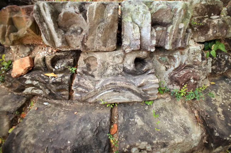 Bệ cột được chạm hoa văn sóng nước đặc trưng thời Lý.