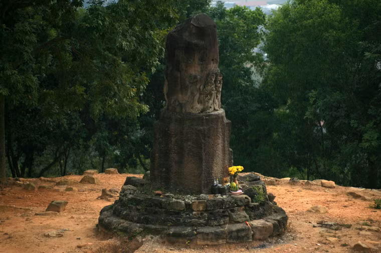 Cấu trúc cột chia làm hai thớt khối. Khối gốc hình hộp vuông với cạnh 1,4 m và 1,6 m. Khối hình trụ đặt ở trên khối vuông, đường kính khoảng 1,3 m.