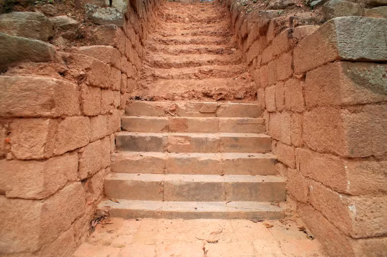 Đường lên xuống mỗi cấp của chùa gồm 25 bậc đá.