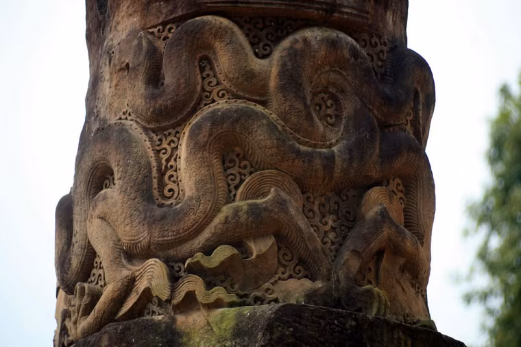 Thân rồng to, mập uốn khúc quanh cột. Đuôi rồng ngoắc vào nhau.