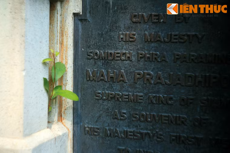 Bốn mặt của bệ tượng đều có khắc dòng chữ ghi lại sự kiện ngoại giao này bằng 4 thứ tiếng: Việt, Thái, Anh, Pháp.