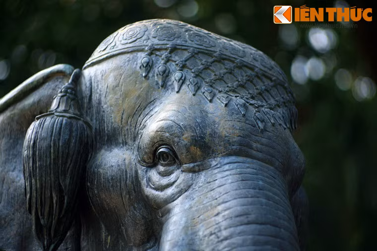 Kể từ khi tượng voi Hoàng gia được đặt ở Sài Gòn, những nhân vật trong hoàng cung Thái Lan đều đến thăm tượng mỗi lần đến thành phố này.