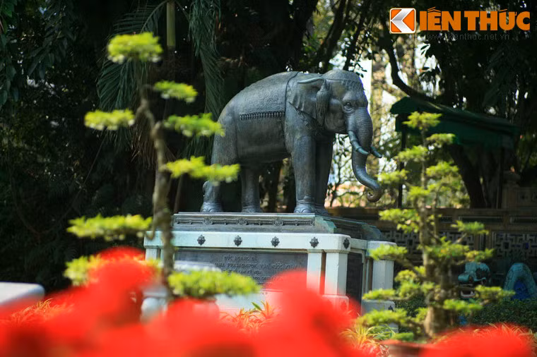 Bức tượng là một điểm chụp ảnh lưu niệm ưa thích của trẻ em mỗi khi ghé thăm Thảo Cầm Viên Sài Gòn.