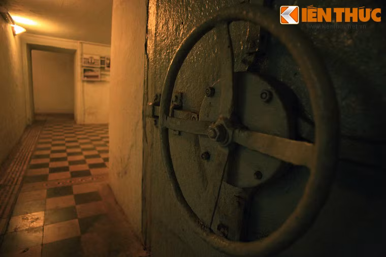 Cửa ra vào phòng được làm bằng sắt tấm đúc nguyên khối, đóng mở bằng cách xoay một bánh lái như cửa tàu thủy, phía trong còn có chốt sắt thật lớn để cài khi có sự cố.