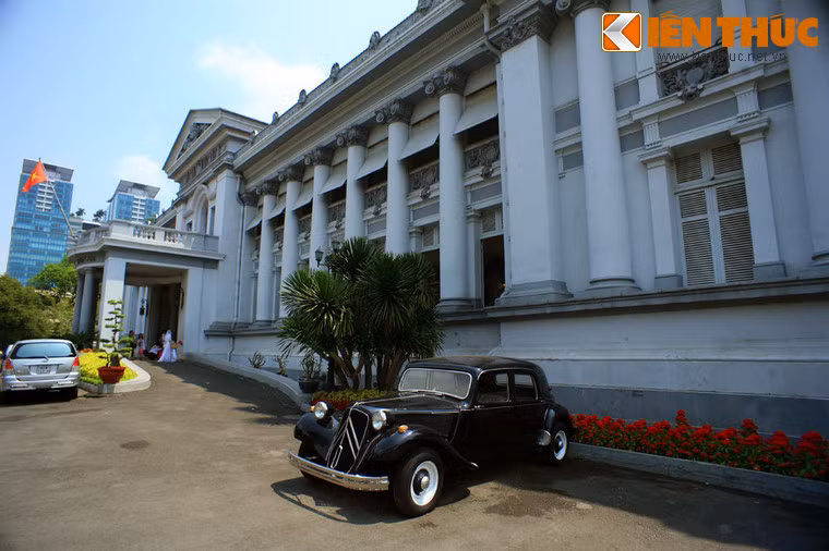 Ngày 27/2/1962, Sài Gòn xảy ra vụ đảo chính, ném bom mưu sát không thành gia đình Tổng thống Ngô Đình Diệm, khiến Dinh Độc Lập bị phá hủy. Biến cố này khiến Ngô Đình Diệm phải dời về Dinh Gia Long. Tổng thống quyết định cho xây dựng một đường hầm bí mật tại đây để trú ẩn. Ảnh: Dinh Gia Long, ngày nay là Bảo tàng TP HCM.