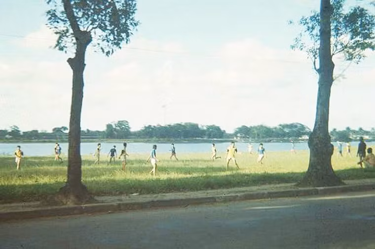 Trẻ em Huế chơi đá bóng bên bờ sông Hương.