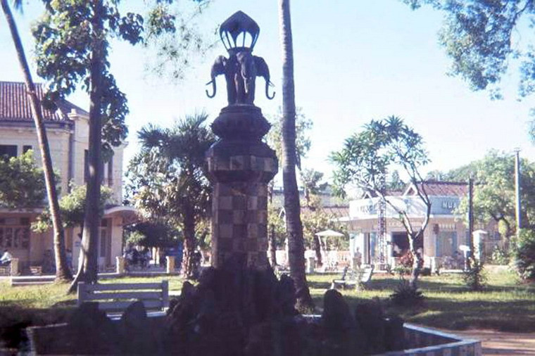 Đài phun nước trong một công viên ở Huế.