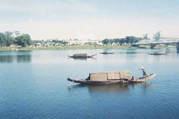 Sông Hương và cầu Trường Tiền, Cố đô Huế năm 1963. Ảnh: Jerrell Pickett / Oldspooksandspies.org.