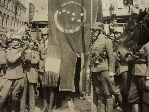 Sau Chiến tranh thế giới I, tức giận trước việc người Anh, Pháp và Mỹ không cho thành phố Fiume (ngày nay thuộc Croatia) sáp nhập vào Italia, ngày 11/9/1919, Gabriele D'Annunzio - một nhà thơ, nhà yêu nước người Italia đã lãnh đạo người dân thành phố nổi dậy và tuyên bố thành lập một quốc gia độc lập. Quốc gia này đã tồn tại được 1 năm 109 ngày trước khi bị xóa sổ khỏi bản đồ chính trị thế giới.