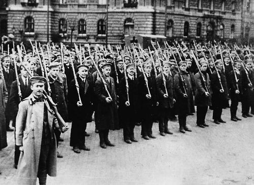 Thành lập ngày 21/3/1919, nước Cộng hòa Xô viết Hungary chỉ tồn tại được 134 ngày thì sụp đổ do cuộc xâm lược của quân đội Rumani hùng mạnh.