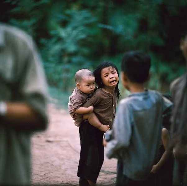 Hai chị em hờn dỗi khi bị bạn bè trêu chọc.