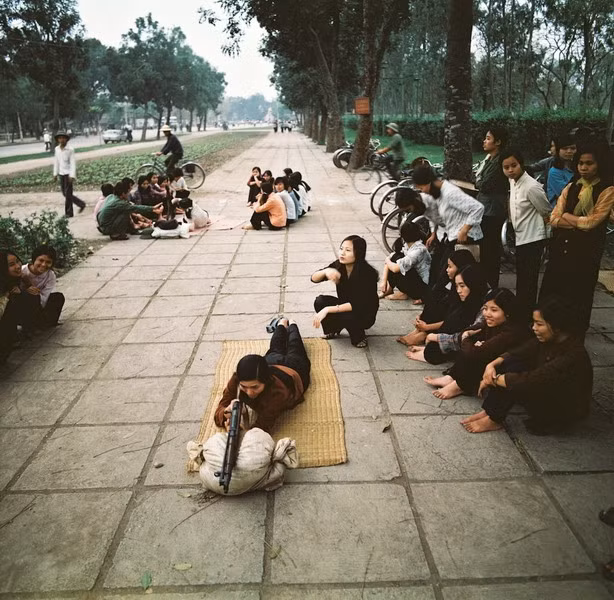 Tập quân sự ngay trên đường phố.