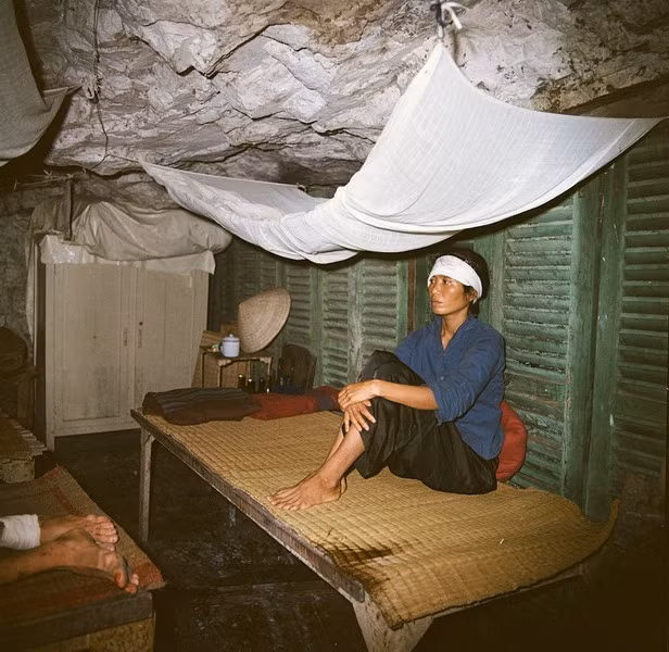 Khuôn mặt thẫn thờ của một người phụ nữ bị thương nhẹ.