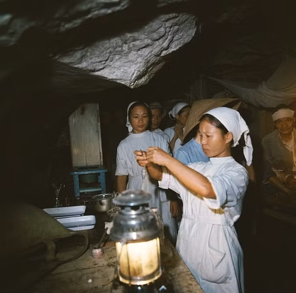 Các nhân viên y tế chăm sóc bệnh nhân dưới ánh sáng của đèn dầu.