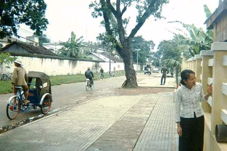 Bên ngoài một căn cứ quân sự ở Huế.