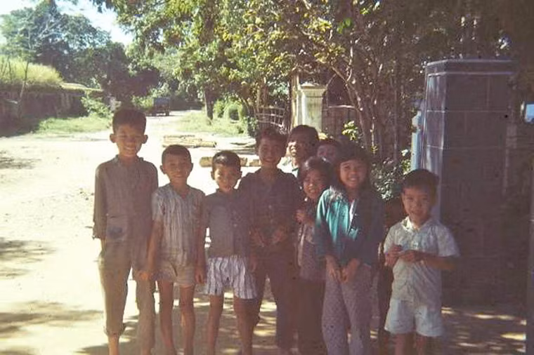 Những đứa trẻ trên con đường dọc theo tường thành ở Huế.