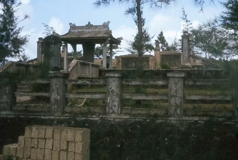 Một nhà bia đang được xây dựng ở Huế.