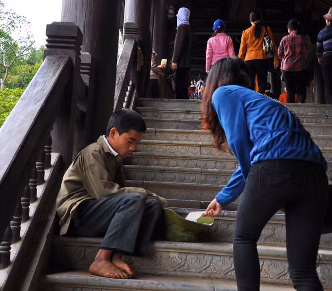 Đội quân “cái bang” ăn xin tiền lẻ ngồi tràn lan khắp đường hành lang lối đi lên chùa chính.