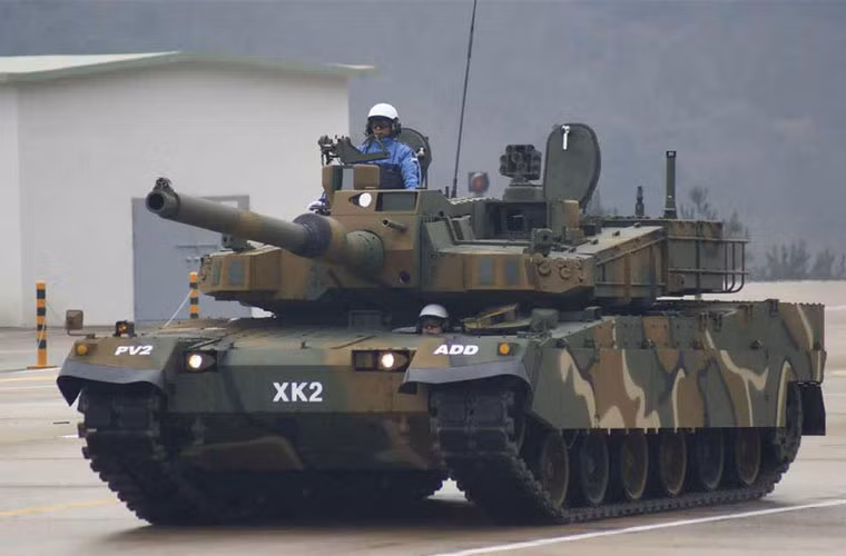 K2 nặng 55 tấn, dài tới 10m, rộng 3,6m, cao 2,5m và nặng tới 55 tấn.