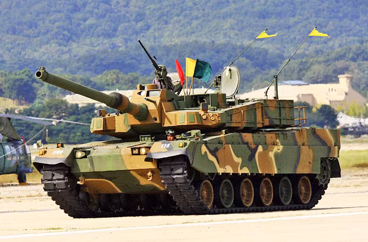 Nhằm thay thế dòng xe tăng chiến đẩu chủ lực M48 Patton lỗi thời và bổ sung thêm vào lực lượng xe tăng đối phó “mối đe dọa” từ Triều Tiên, năm 1995 Cơ quan Phát triển Quốc phòng Hàn Quốc (ADD) đã thực hiện chương trình thiết kế xe tăng thế hệ mới. Và K2 Black Panther (báo đen) chính thức ra đời từ giữa những năm 2000.