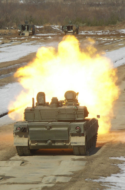 Ngoài pháo chính 120mm, K2 còn trang bị súng máy đồng trục 7,62mm và súng máy phòng không 12,7mm K6 lắp trên giá điều khiển tự động (xạ thủ ngồi bắn trong xe). Với trang bị hiện đại như vậy, K2 được đánh giá là vượt trội hơn mọi loại xe tăng của Triều Tiên. “Điểm yếu” nhất của K2 chỉ là giá quá cao.