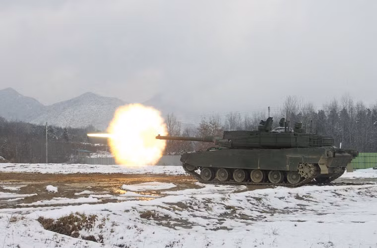 K2 trang bị pháo nòng trơn cỡ 120mm kết hợp thiết bị nạp tự động cho phép đạt tốc độ bắn tới 15 phát/phút. Xe trang bị hệ thống điều khiển hỏa lực tiên tiến cho phép theo dõi và tấn công không chỉ xe tăng mà còn trực thăng bay thấp. Hơn nữa, hệ thống điều khiển hỏa lực này có thể phát hiện, theo dõi và điều khiển pháo bắn tự động mục tiêu nhìn thấy mà không cần bất kỳ sự can thiệp nào từ con người.