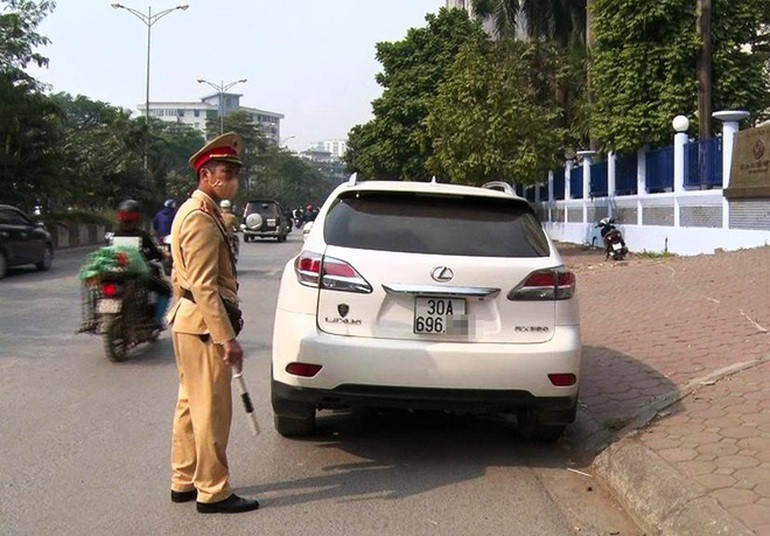 Lexus LX570 “deo nham” bien so o Ha Noi-Hinh-3