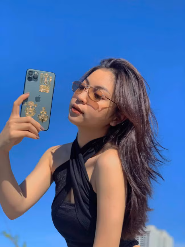 Hiện tại, Nhật Lê kinh doanh thời trang. Cô có cuộc sống sôi động và màu sắc.