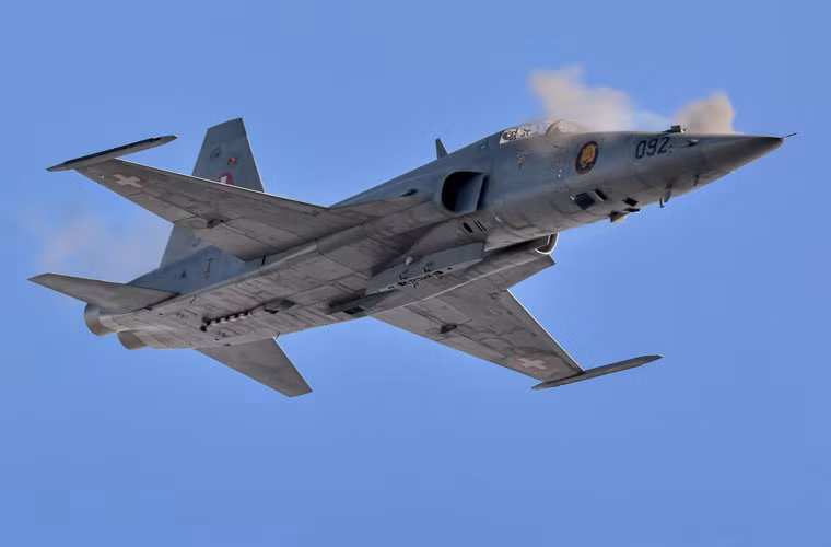 F-5E được trang bị 2 pháo 20mm M39A2 nòng đơn ở đầu mũi, có tốc độ bắn khoảng 1.500 phát/phút. Không quân Nhân dân Việt Nam đã sử dụng F-5E trong các chiến dịch phản công quân Khơ Me đỏ trên biên giới tây nam và sau đó là chiến dịch giải phóng Campuchia, truy quét tàn quân Khơ Me đỏ. Ảnh minh họa