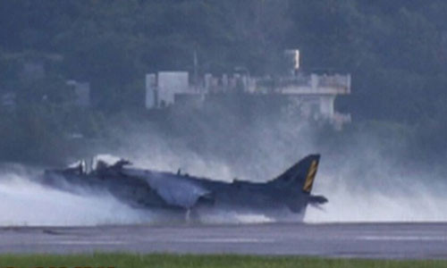 Nước đang được phun vào chiếc AV-8B.