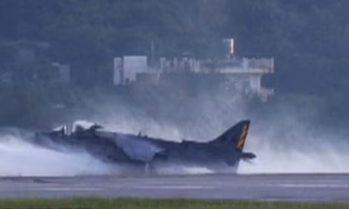 Nước đang được phun vào chiếc AV-8B.