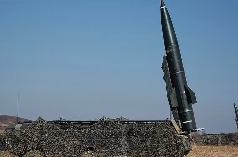 Đạn tên lửa hệ thống Tochka-U nặng khoảng 2 tấn, dài 6,4m, đường kính thân 0,65m, lắp đầu nổ thông thường 480kg hoặc đầu nổ hạt nhân - hóa học.