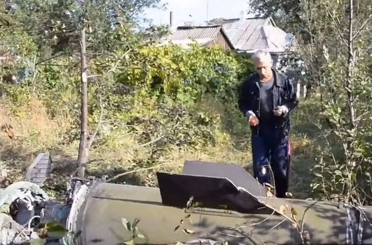 Vào đúng ngày Quốc khánh Ukraine, một quả tên lửa đạn đạo Tochka-U đã rơi xuống ngoại vi Donetsk – đánh dấu việc Quân đội Ukraine lần đầu sử dụng tên lửa Tochka tấn công lực lượng ly khai ở Donetsk. Trong ảnh là phần động cơ Tochka-U rơi xuống gần nhà dân ở Donetsk.