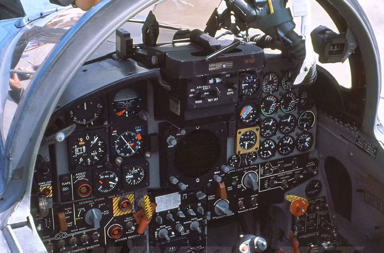 Cận cảng bảng điều khiển trong buồng lái tiêm kích F-5E Tiger II. Nó được trang bị radar điều khiển hỏa lực AN/APQ-159 chủ yếu hỗ trợ chế độ không đối không, tầm trinh sát 19-37km. Ảnh minh họa