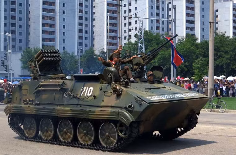 Còn đây là Type 63 đặt trên khung bệ xe thiết giáp bánh xích nhìn khá giống mẫu Type 63 của Trung Quốc. Có thể đây là thiết kế nội địa dựa trên Type 63 của Trung Quốc.