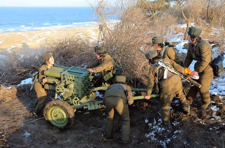 Thiết kế đơn giản, dễ sử dụng nhưng lại có uy lực cực kỳ khủng khiếp, vì vậy không lạ khi Triều Tiên phát triển ồ ạt các kiểu pháo phản lực như vậy. Hiện nay, nước này đang duy trì hoạt động của khoảng 19-20 kiểu pháo phản lực với số lượng không rõ ràng, cũng có thể là từ vài nghìn tới hàng chục nghìn. Trong ảnh là pháo phản lực xe kéo Type 63 do Trung Quốc thiết kế. Type 63 kết cấu với 12 ống phóng cỡ 107mm, tầm bắn đạt 8,05km.