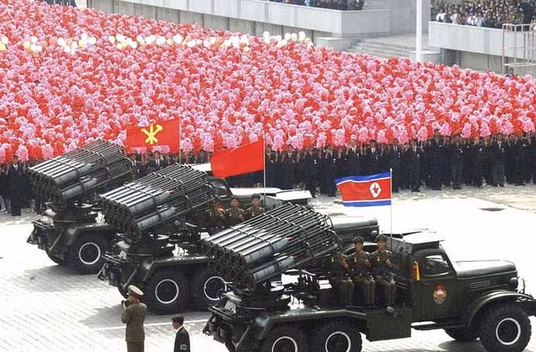 Còn đây là pháo phản lực 12 nòng 240mm BM-24 “chính hãng” Liên Xô.