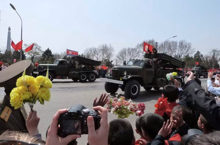 Pháo phản lực 24 nòng 122mm đặt trên khung bệ xe vận tải bánh lốp do Triều Tiên sản xuất.