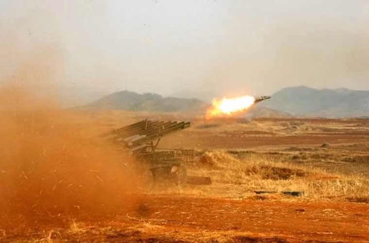 Pháo phản lực 132mm BM-13 được kết cấu giàn phóng kiểu cũ, giống kiểu pháo phản lực Katyusha được Quân đội Liên Xô dùng trong Chiến tranh Thế giới thứ 2.