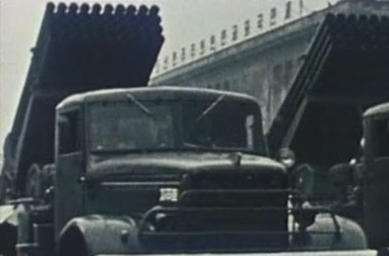 Tương tự là pháo phản lực phóng loạt 122mm M-1977.