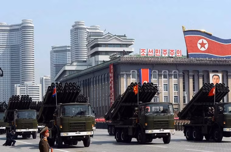 Pháo phản lực 22 nòng 240mm M991 đạt tầm bắn 43km.