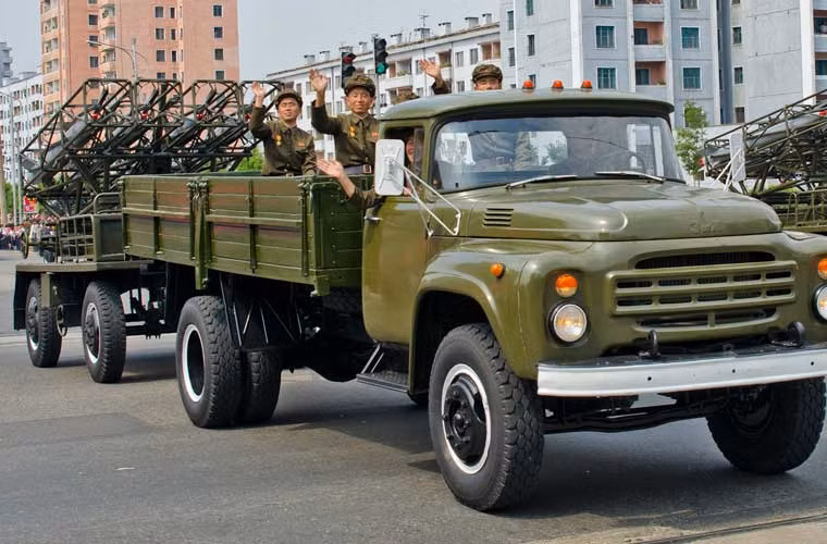 Pháo phản lực 200mm được kéo bởi xe Zil-130, kết cấu giàn phóng của nó giống với mẫu BM-24 của Liên Xô.